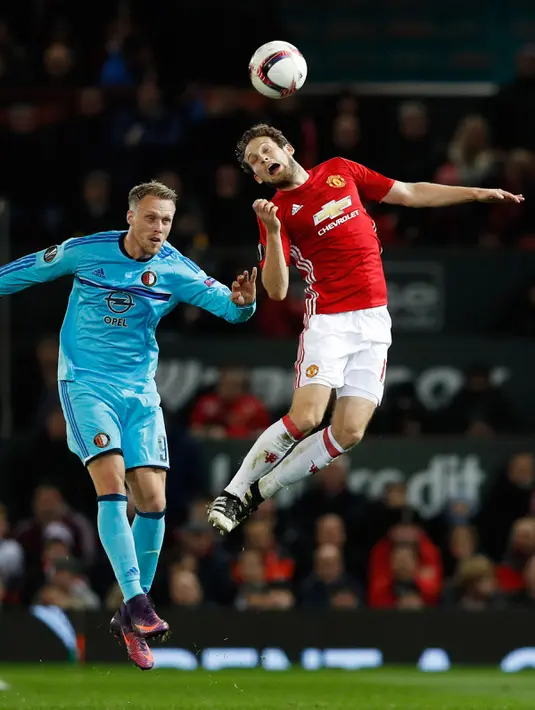 Bek MU, Daley Blind (kanan) berebut bola udara dengan penyerang Feyenoord, Nicolai Jorgensen pada pertindangan Grup A Liga Europa di Stadion Old Trafford, Inggris (24/11). MU menang telak atas Feyenoord dengan skor 4-0. (Reuters/Phil Noble)