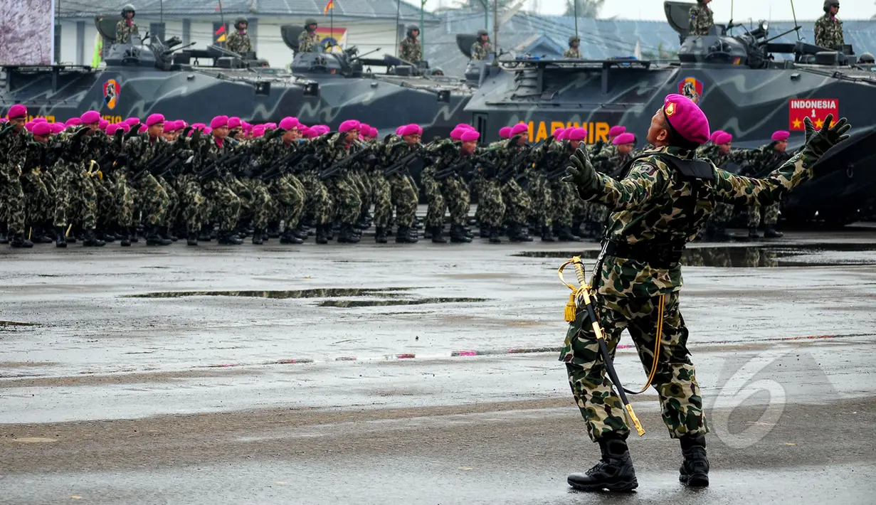 Prajurit Marinir TNI AL melakukan atraksi di Markas Marinir Cilandak, Jakarta Selatan, Kamis (2/4/2015). Antraksi tersebut untuk pemberian gelar Warga Kehormatan Marinir kepada KSAL Laksamana Ade Supandi. (Liputan6.com/Yoppy Renato)
