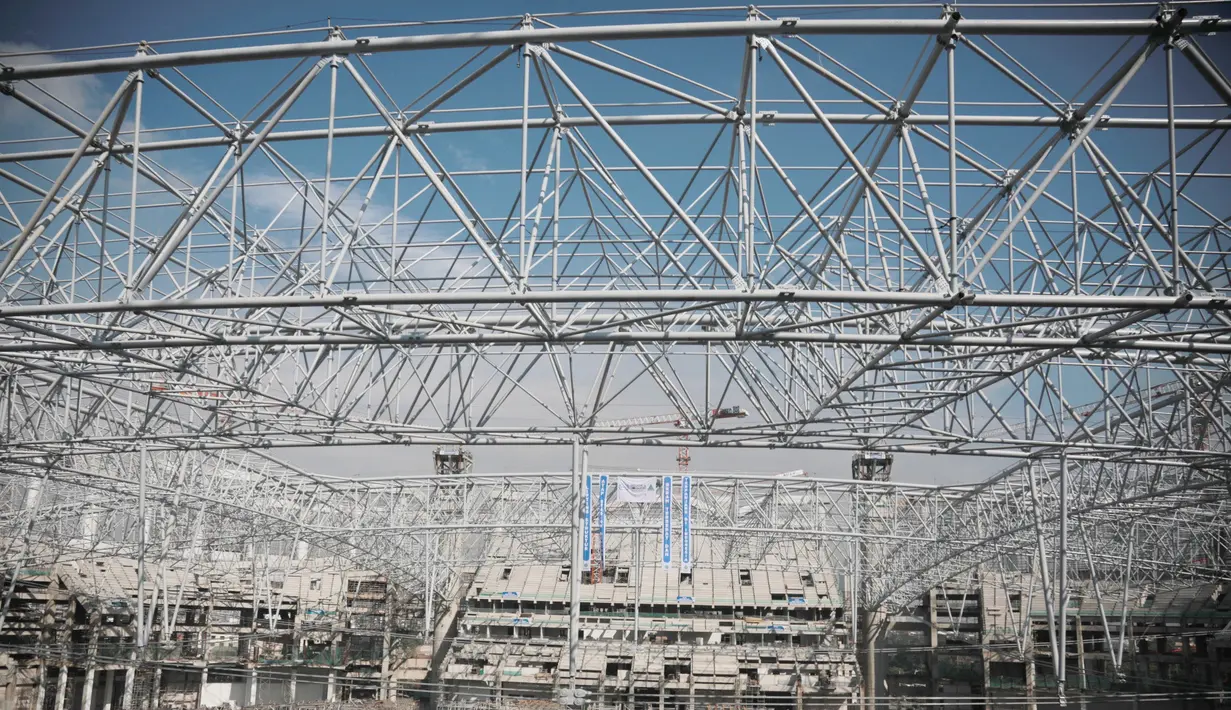 Suasana pemasangan rangka atap dari Jakarta International Stadium yang memiliki berat kurang lebih 3.900 ton. (Foto: Dok Humas Pemprov DKI Jakarta)