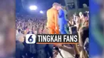 Seorang fans wanita meraba-raba bagian tubuh Nick Jonas ketika konser Jonas Brother sedang berlangsung di Los Angeles, California. Meski telah ditegur petugas, fans tersebut terus melakukannya.