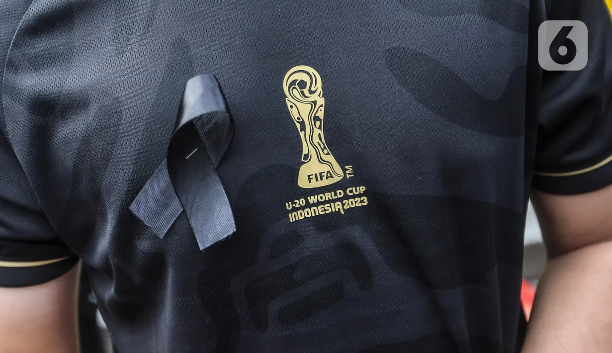 Aksi ini dilakukan oleh beberapa pemuda yang mengatasnamakan Centennialz sebagai bentuk simpati dan empati terhadap gagalnya negara dan PSSI melindungi cita-cita para anak muda untuk bertanding di kancah internasional. (Liputan6.com/Johan Tallo)