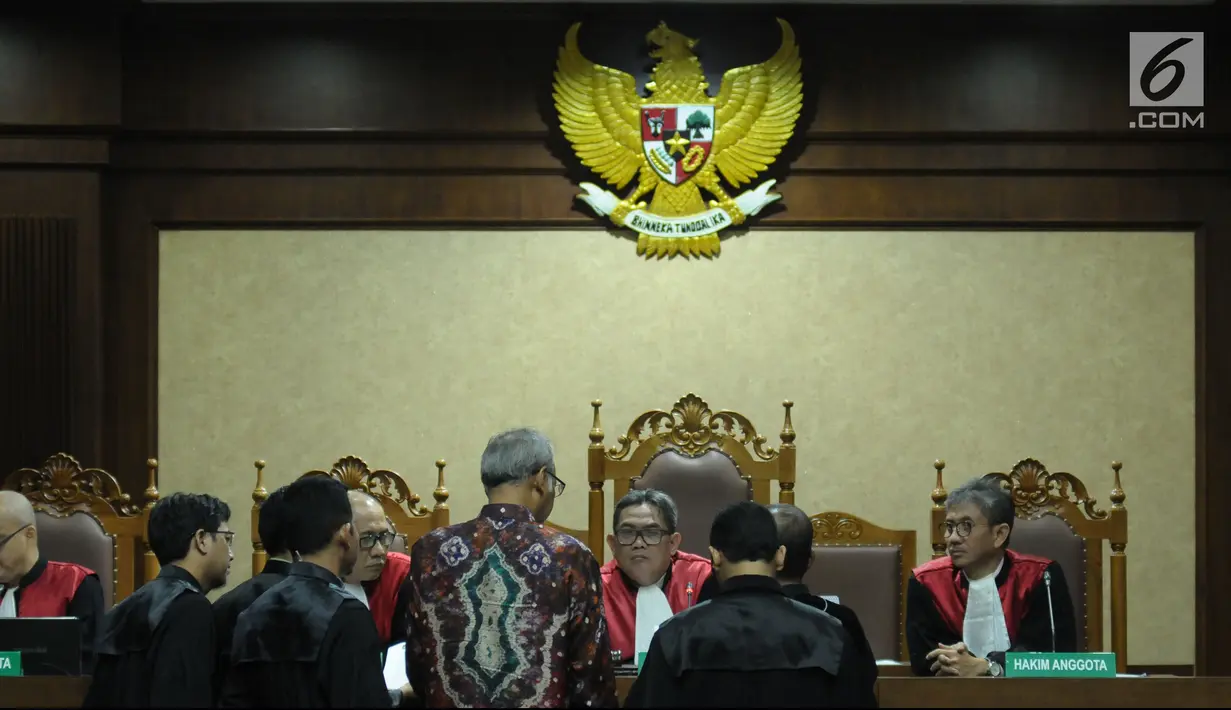 Terdakwa perintangan penyidikan korupsiE-KTP, Bimanesh Sutarjo(tengah) menghadap majelis hakim saat menjalani sidang lanjutan di Pengadilan Tipikor, Jakarta, Kamis (7/6). Sidang mendengar keterangan terdakwa. (Liputan6.com/Helmi Fithriansyah)