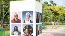 Sejumlah foto dipajang dalam pameran bertajuk 'Identitas' pada acara Jakarta International Photo Festival (JIPFest) 2019 di Taman Menteng, Jakarta, Rabu (3/7/2019). JIPFest 2019 dapat dinikmati di 16 lokasi pameran yang tersebar di Jakarta. (Liputan6.com/Immanuel Antonius)