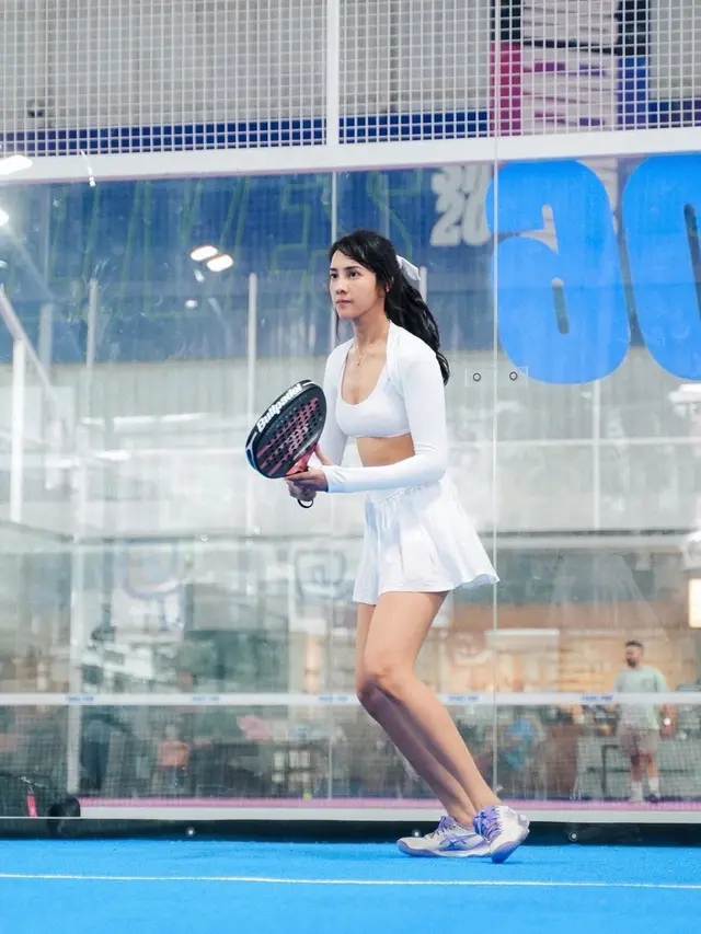 8 Gaya Sporty Anya Geraldine Jadi Padel Princess dengan Outfit White on White, Tetap Dipuji Cantik Meski Poni Lepek