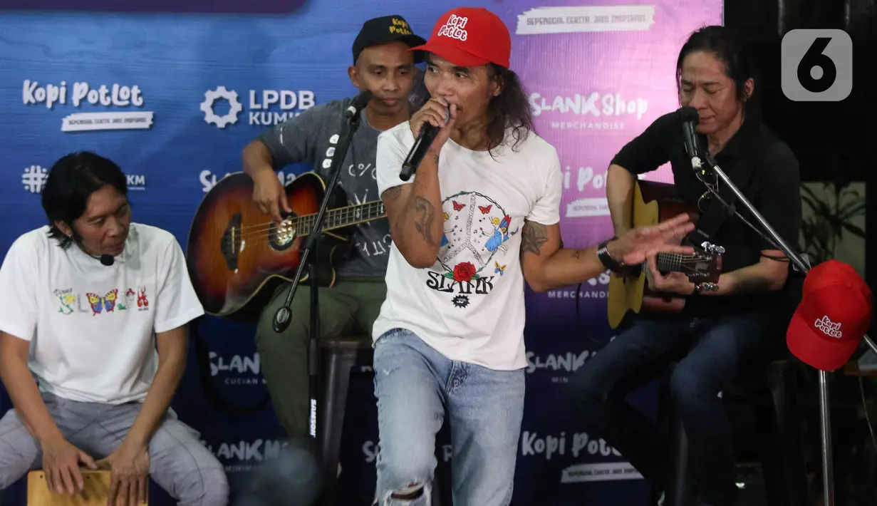 Grup band Slank bernyanyi usai peluncuran Slankops di Basecamp Slank, Jakarta, Selasa (19/7/2022). Slank bersama Menteri BUMN Erick Thohir dan Menteri Koperasi dan UKM Teten Masduki bernyanyi bersama membawakan lagu 'Ku Tak Bisa' dan 'Balikin'. (Liputan6.com/Herman Zakharia)