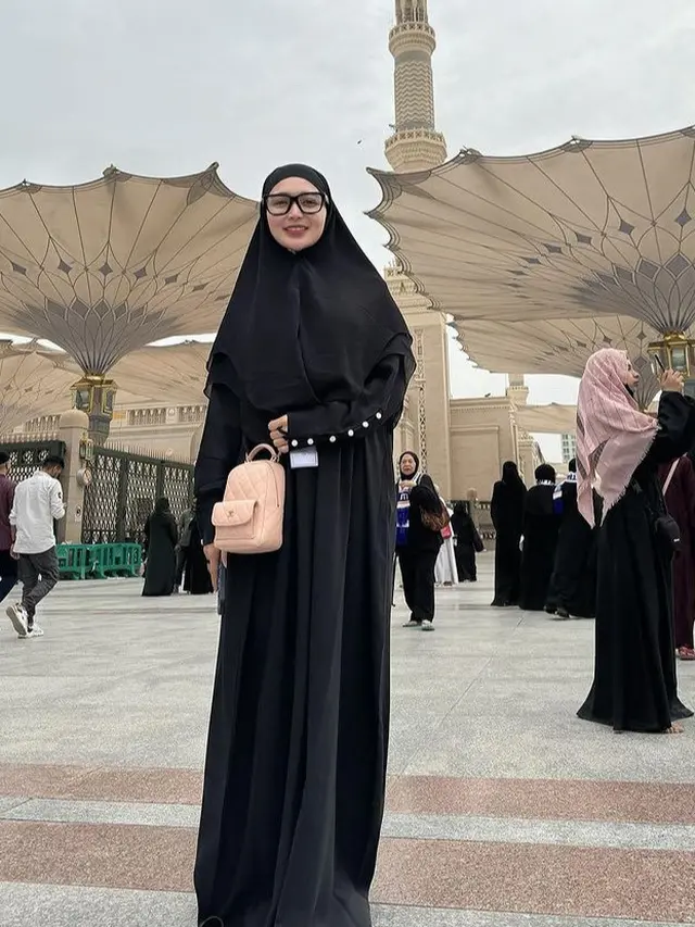 Tampilan Wika Salim saat Umrah. [@wikasalim]