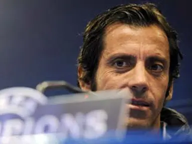 Pelatih Atletico Madrid, Quique Sanchez Flores di sesi konferensi pers yang berlangsung di Vicente Calderon, 2 November 2009 jelang laga Liga Champions melawan Chelsea. AFP PHOTO / PIERRE-PHILIPPE MARCOU 