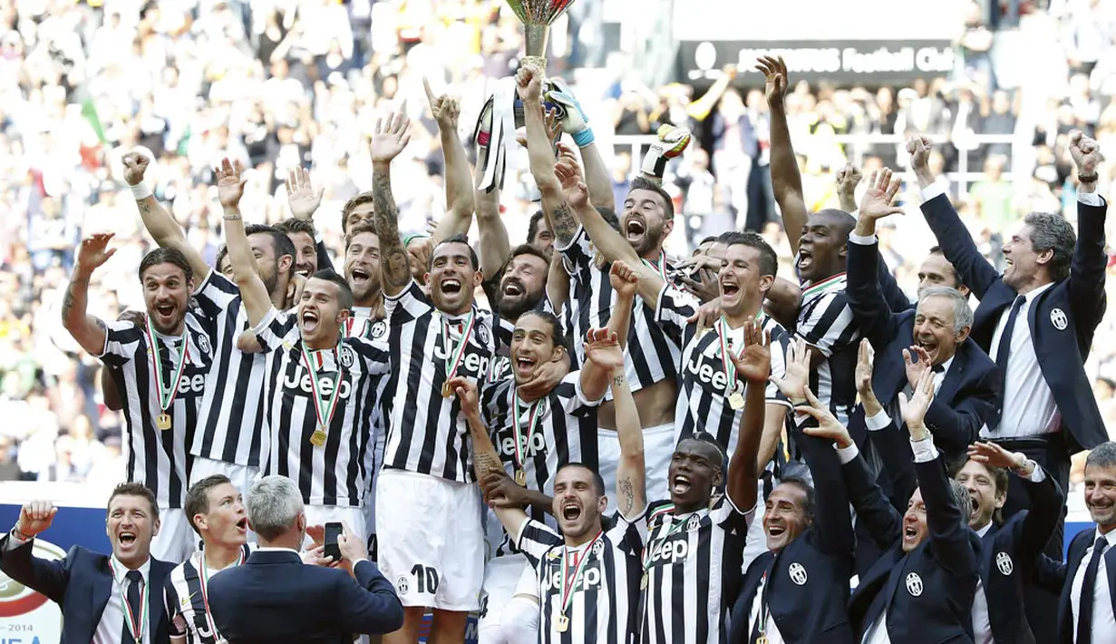 Selebrasi pemain Juventus usai dinobatkan menjadi kampiun Seri A 2013-2014 di Turin, Italia (18/5/2014). (REUTERS/Alessandro Garofalo)