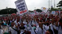 Ratusan massa dari para perawat honorer Indonesia melakukan unjuk rasa di depan Gedung DPR, Jakarta, Kamis (16/3). Dalam unjuk rasanya mereka meminta pemerintah khususnya DPR untuk diangkat menjadi Pegawai Negeri Sipil (PNS).(Liputan6.com/Johan Tallo)