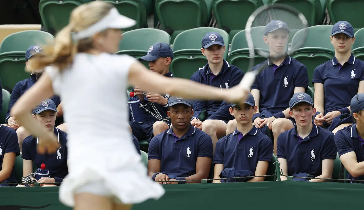 Ballboys dan Ballgirls menyaksikan sesi latihan atlet di Wimbledon, London, (1/7/2017). Turnament Wimbledon 2017 akan berlangsung pada  3-16 Juli 2017. (AFP/Adrian Dennis)