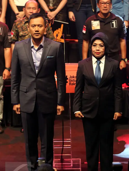Calon Gubernur Agus Harimurti Yudhoyono bersama Calon Wakil Gubernur Sylvi saat hadir di acara pidato politiknya di Jakarta, Minggu (27/11). (Liputan6.com/Johan Tallo)