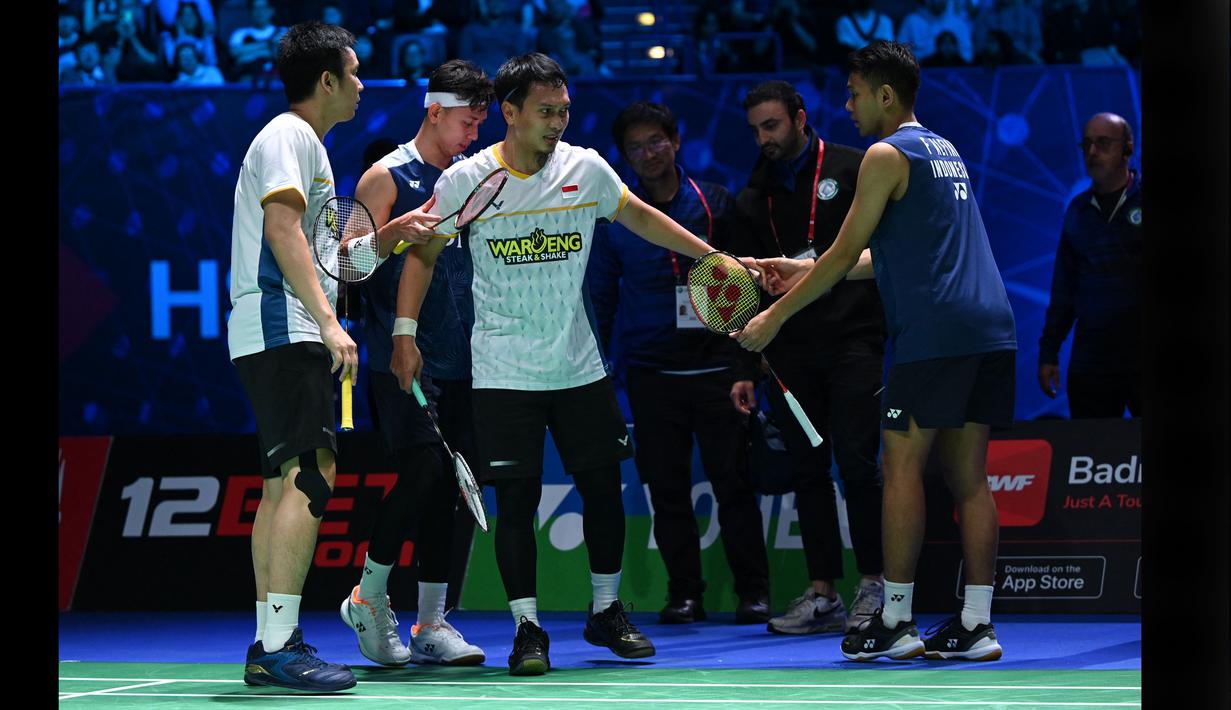 Namun Mohammad Ahsan (kedua kiri) dibantu pasangannya Hendra Setiawan (kiri) memilih untuk bangkit dan tetap melanjutkan pertandingan dalam keadaan tertinggal 14-19 dari Fajar Alfian/Muhammad Rian Ardianto. (AFP/Oli Scarff)