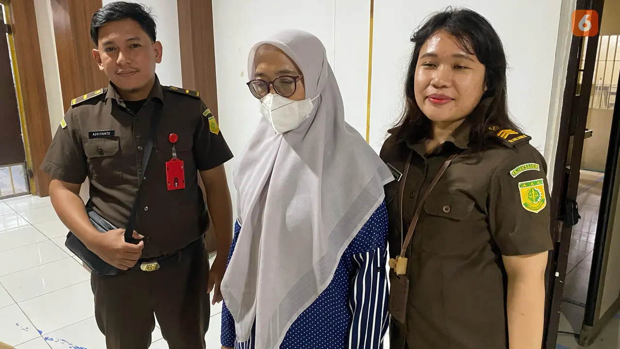 Tim Penyidik Tindak Pidana Khusus Kejaksaan Negeri Makassar menetapkan Bendahara Komite Olahraga Rekreasi Masyarakat Indonesia (KORMI) Makassar sebagai tersangka pengelolaan dana hibah tahun 2023. (Liputan6.com/Eka Hakim)