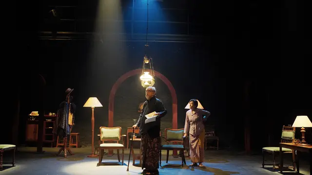 Pertunjukan teater Dag Dig Dug yang dipentaskan Teater Populer. (Foto: Dok. Bakti Budaya Djarum Foundation)