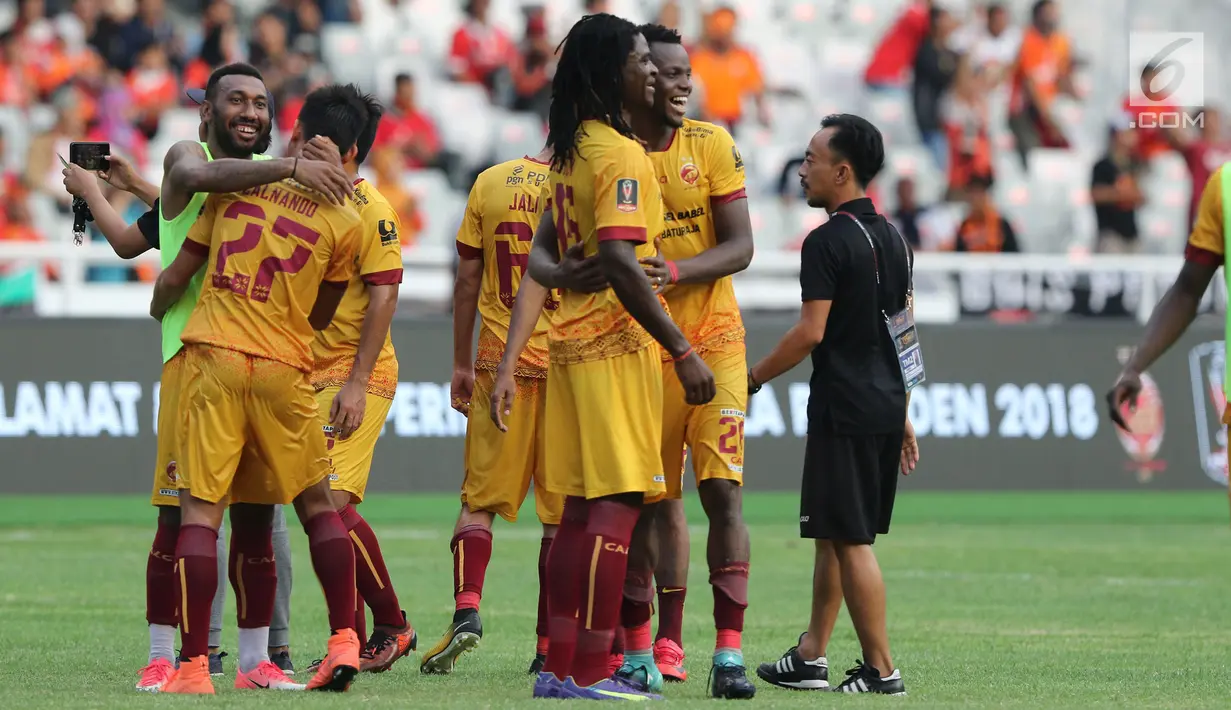 Pemain Sriwijaya FC melakukan selebrasi usai mengalahkan PSMS Medan pada pertandingan perebutan juara ketiga Piala Presiden di Stadion Gelora Bung Karno, Jakarta, Sabtu (17/2). (Liputan6.com/Arya Manggala)
