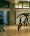 Patung kuno yang megah di lorong museum memberikan gambaran betapa visualnya proses belajar sejarah secara langsung. [Dok/Pexels.com/Anurag Jamwal].
