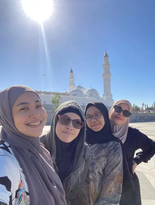 Tidak hanya dengan hijab, tapi juga mengenakan gamis motif hitam dan putih saat menyambangi Masjid Quba. "Hari ini mengunjungi mesjid Quba.. Alhamdulillah cuaca nya sejuk dg matahari yg bersinar cerah..," tulisnya. [Instagram/fenirose]