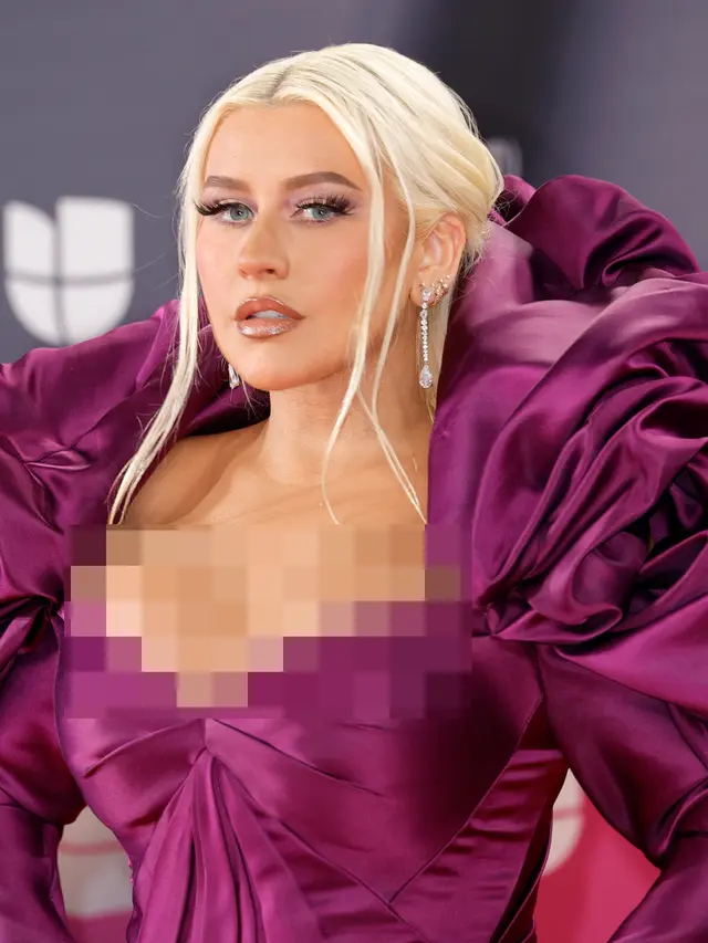 Christina Aguilera Tampil Cantik Pakai Gaun Ungu di Latin Grammy Awards 2022