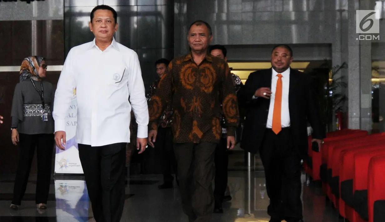 Ketua DPR Bambang Soesatyo (kiri) didampingi Pimpinan KPK, Agus Rahardjo usai melakukan petemuan tertutup di KPK, Jakarta, Senin (12/3). Dalam petemuan tersebut melaporkan hasil kenerja KPK selama 2017. (Merdeka.com/Dwi Narwoko)