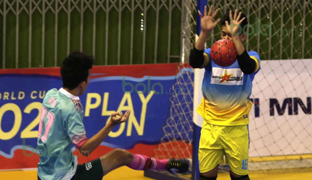 Kiper WPK MBU, Hapni Hapsah (kanan), menahan tembakan pemain Pinky Boys, Ryan Ariansyah, dalam laga Seri III Grup B Wilayah Timur Pro Futsal League 2016 di GOR 17 Desember, Mataram, NTB, Minggu (13/3/2016). (Bola.com/Arief Bagus)