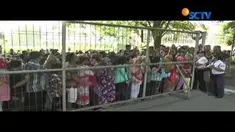 Petugas keamanan yang berada di lokasi sempat kewalahan menertibkan ribuan warga yang telah mengantre untuk mendapatkan paket sembako gratis, beberapa warga yang nyaris jatuh pingsan ditengah kerumunan warga berhasil diamanakan.