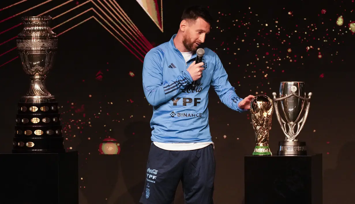Messi juga menerima replika Piala Dunia dan trofi Finalissima, yang dimenangkan Argentina atas Italia, dalam acara seremoni sebelum pengundian Copa Libertadores. (AP Photo/Jorge Saenz)