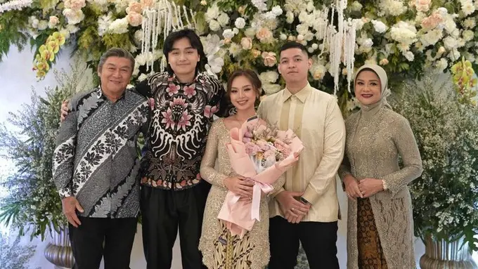 Putri Willy Dozan dan Betharia Sonata saat Tunangan
