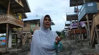 Emilia (36 th) seorang penyintas gempa-tsunami Palu di Kelurahan Mamboro saat berada di lokasi huntap relokasi mandiri yang berjarak 200 meter dari pesisir pantai, Sabtu (26/9/2020). (Foto: Liputan6.com/ Heri Susanto).