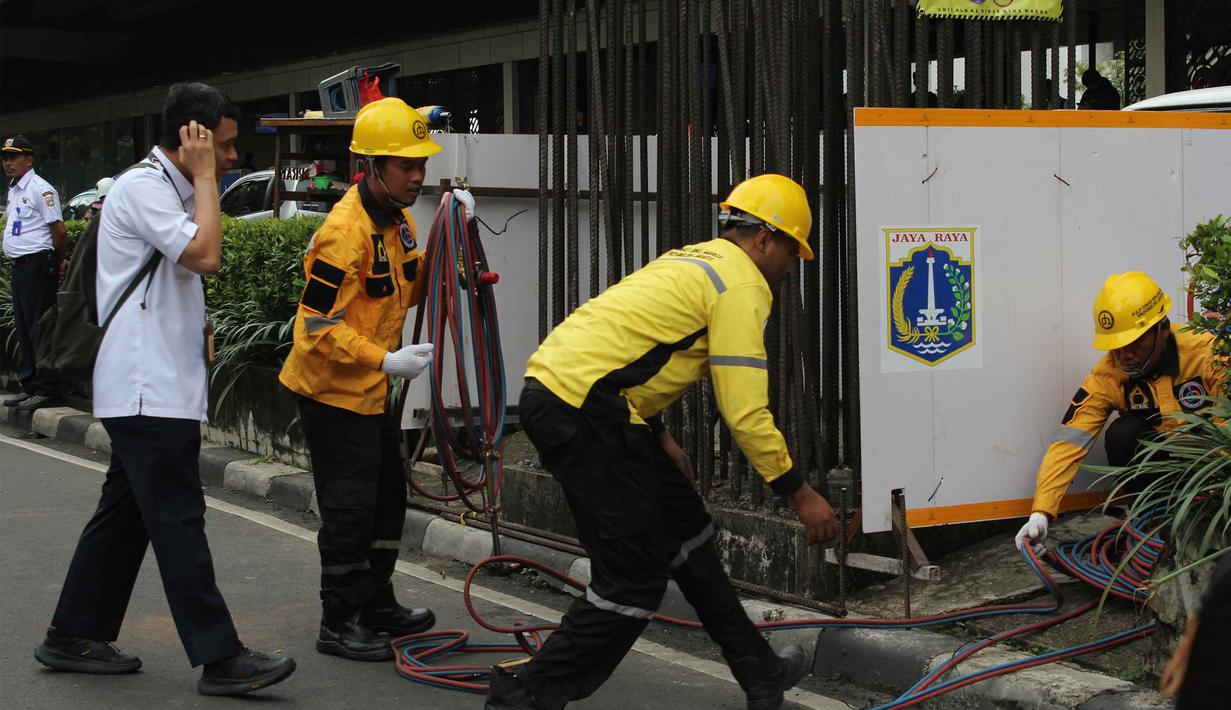 Penataan tersebut mencakup perbaikan badan jalan, saluran air, trotoar, penerangan jalan umum, hingga penataan taman dan estetika kawasan. Tampak dalam foto, petugas dari Dinas Bina Marga Provinsi DKI Jakarta bersiap melakukan proses pemotongan besi tiang monorel di Jalan HR Rasuna Said, Jakarta, Rabu (14/1/2026). (merdeka.com/magang/Rendi Saputra)