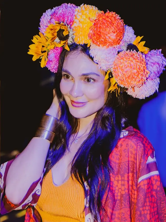 Luna Maya Bergaya Hippie Girl di Ulang Tahun Raline Shah ke-40. [@lunamaya]