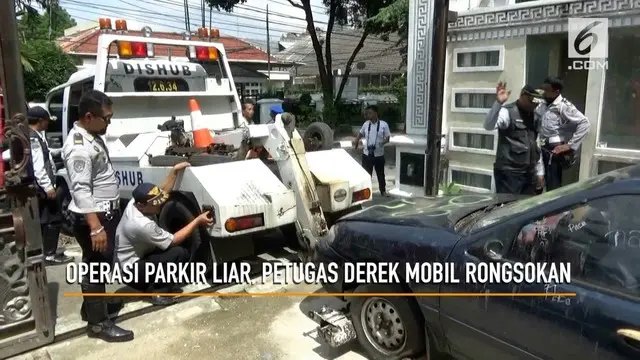 VIDEO: Operasi Parkir Liar, Petugas Derek Mobil Rongsokan