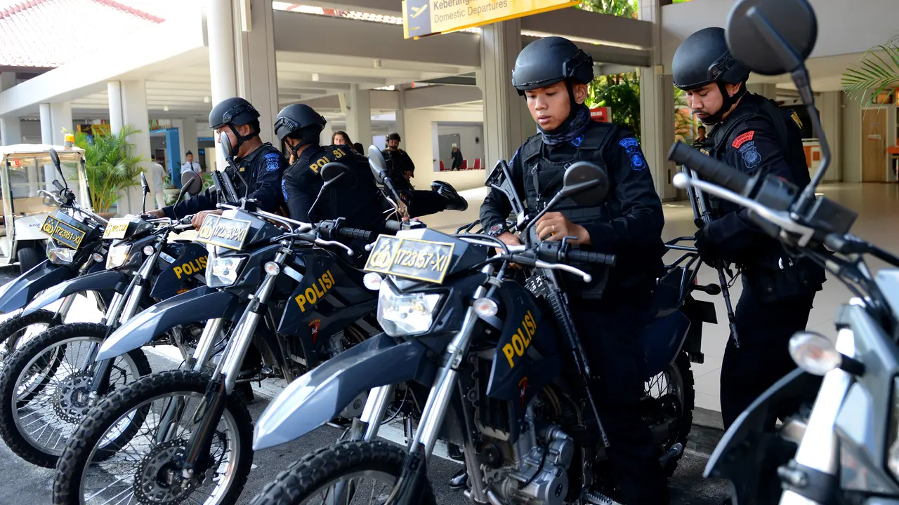 20160115-Jakarta Diguncang Teror, Bandara Ngurah Rai Dijaga TNI dan Polri-Bali