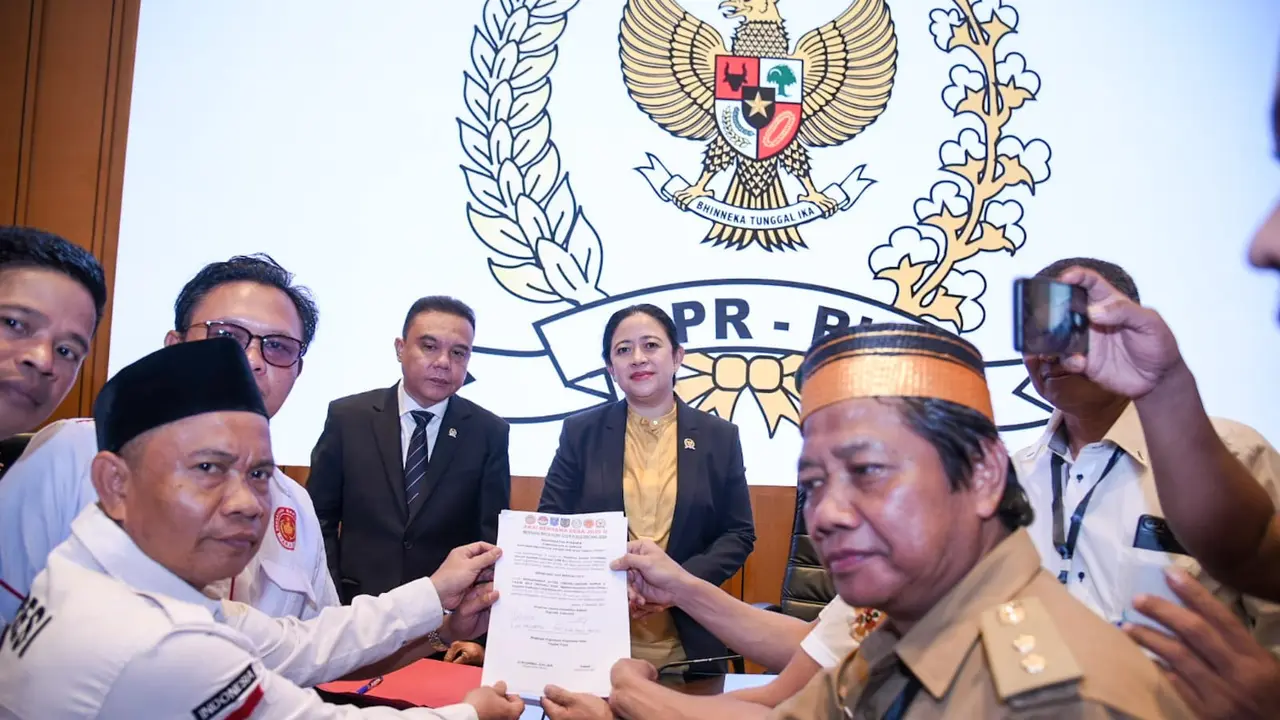 Ketua DPR RI Puan Maharani menerima perwakilan massa demo dari Asosiasi Pemerintah Desa Seluruh Indonesia (APDESI) di Gedung Parlemen, Senayan, Jakarta, Selasa (5/12/2023).
