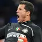 Inter Milan&#039;s goalkeeper Julio Cesar celebrates as Inter Milan&#039;s midfielder Sulley Ali Muntari scores against Juventus during their Italian Serie A football match on November 22, 2008 at San Siro Stadium in Milan. AFP PHOTO / ALBERTO PIZZOLI 