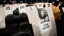 Foto penyanyi John Mayer tertempel di tempat duduk untuk perhelatan Grammy Awards 2019 di Staples Center, Los Angeles, Kamis (7/2). Grammy Awards ke-61 diadakan pada 10 Februari pukul 20.00 waktu setempat. (Kevin Winter/Getty Images for NARAS/AFP)