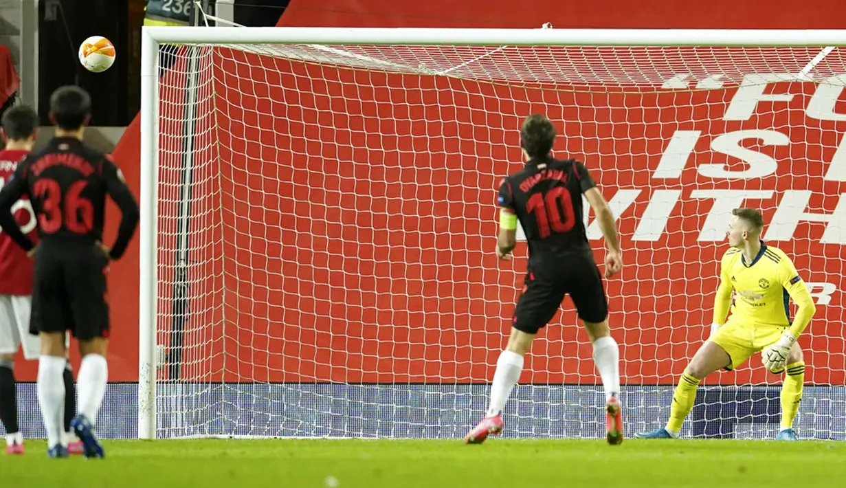 Penjaga gawang Manchester United Dean Henderson (kanan) menyaksikan pemain Real Sociedad Mikel Oyarzabal gagal mencetak gol dari titik penalti pada pertandingan leg kedua babak 32 besar Liga Europa di Old Trafford, Manchester, Inggris, Kamis (25/2/2021). Laga berakhir 0-0. (AP Photo/Dave Thompson)