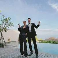Kompak tampil serba hitam saat kondangan, Sheila mengenakan jas sang suami dipadu silk tanktop, sementara Vidi tampil dengan setelan jas dipadu kemeja putih dan dasi kupu-kupu. @vidialdiano @sheiladaisha.