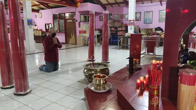 Salah seorang umat sedang sembahyang di Vihara Gayatri, Kecamatan Tapos, Kota Depok.