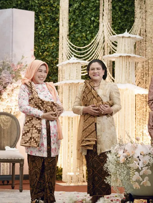 <p>Pasangan suami istri Kaesang Pangarep dan Erina Gudono baru saja menggelar acara Tasyakuran dan Tingkeban. Acara ini dihadiri oleh keluarga Presiden Jokowi, termasuk Ibu Negara Iriana. [Foto: Instagram/erinagudono]</p>