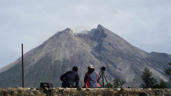 Lansia berjalan mobil bak terbuka yang menunggu saat dievakuasi dari rumah mereka di lereng Gunung Merapi, di Krinjing, Jawa Tengah, Jumat (6/11/2020). Evakuasi dilakukan bagi warga lereng Merapi menyusul peningkatan status aktivitas vulkanik gunung tersebut. (AP Photo/Taufiq Rozzaq)