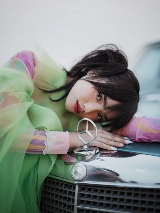 Usung tema badut melankolis, Fuji tampak lihai berpose dan memamerkan ekspresi-ekspresi sendu di hadapan kamera bak model profesional. [@winstongomez]