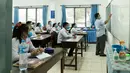 Para siswa mengenakan masker saat mengikuti kelas di sebuah sekolah di Vientiane, Laos, Selasa (19/5/2020). Siswa tingkat akhir sekolah dasar, menengah pertama, dan menengah di Laos sudah mulai bersekolah sejak 18 Mei 2020. (Xinhua/Kaikeo Saiyasane)