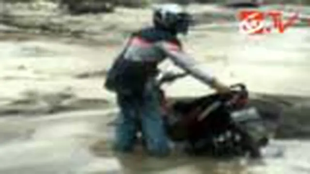 Nekat, Pengendara Sepeda Motor Terjebak Lahar Dingin