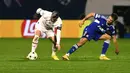 <p>Bek AC Milan Theo Hernandez (kiri) berebut bola dengan penyerang Dinamo Zagreb Dario Spikic pada pekan ke-5 Grup E Liga Champions 2022/2023 di Stadion Maksimir, Rabu (26/10/2022) dini hari WIB. Skuad asuhan Stefano Pioli berebut tiket 16 besar dengan RB Salzburg dalam matchday terakhir fase grup pekan depan. (Denis LOVROVIC / AFP)</p>