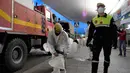 Anggota Unit Darurat Militer bersiap melakukan disinfeksi di Bandara Josep Tarradellas Barcelona-El Prat, El Prat de Llobregat, Spanyol, 19 Maret 2020. Hingga 21 Maret 2020, Spanyol melaporkan 21.571 kasus virus corona COVID-19 dengan 1.093 orang dinyatakan meninggal. (Photo by Josep LAGO/AFP)