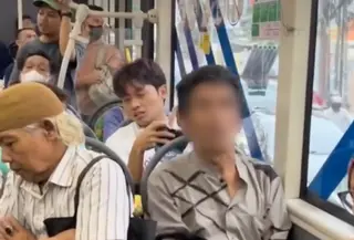 video viral pria diduga rasis ke penumpang TransJakarta. (istimewa)