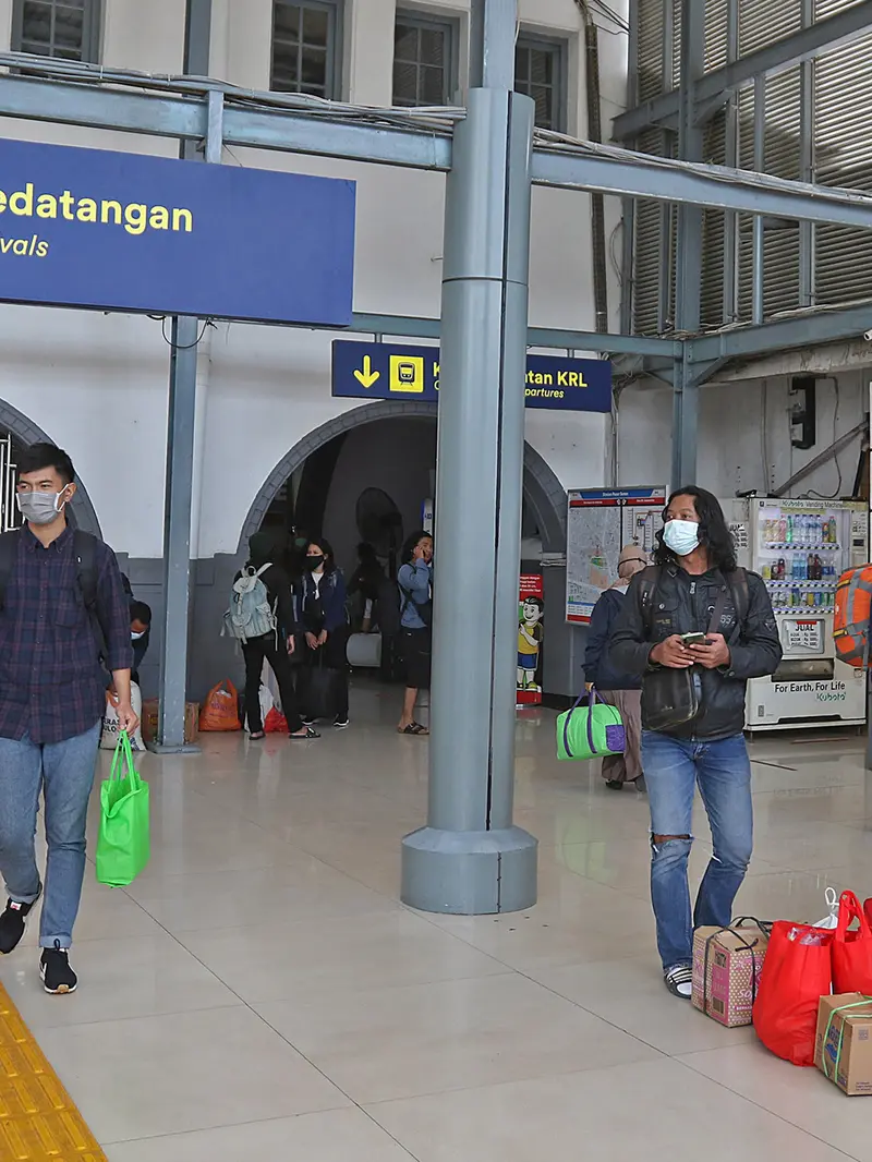 Arus Balik Libur Natal dan Tahun Baru di Stasiun Senen