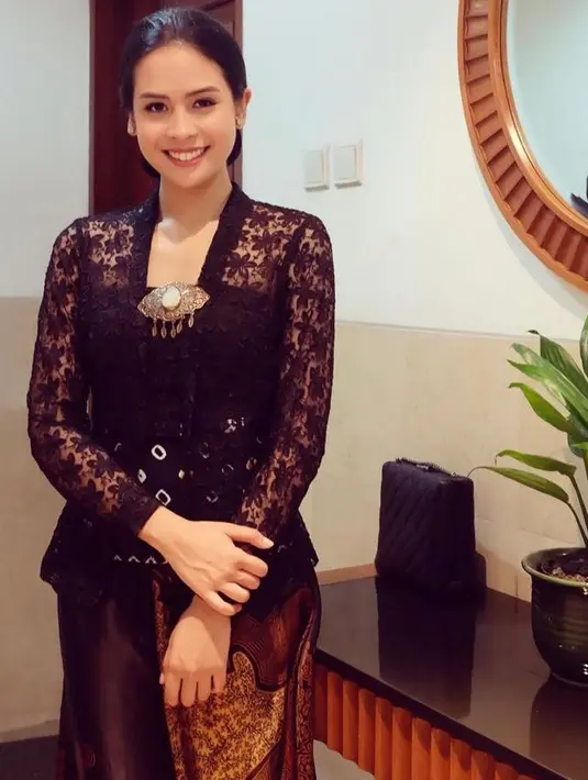 Simple tapi elegan, Maudy Ayunda terlihat mengenakan kebaya brokat warna hitam yang dipadukan kain songket nuansa merah. (Instagram/maudyayunda).