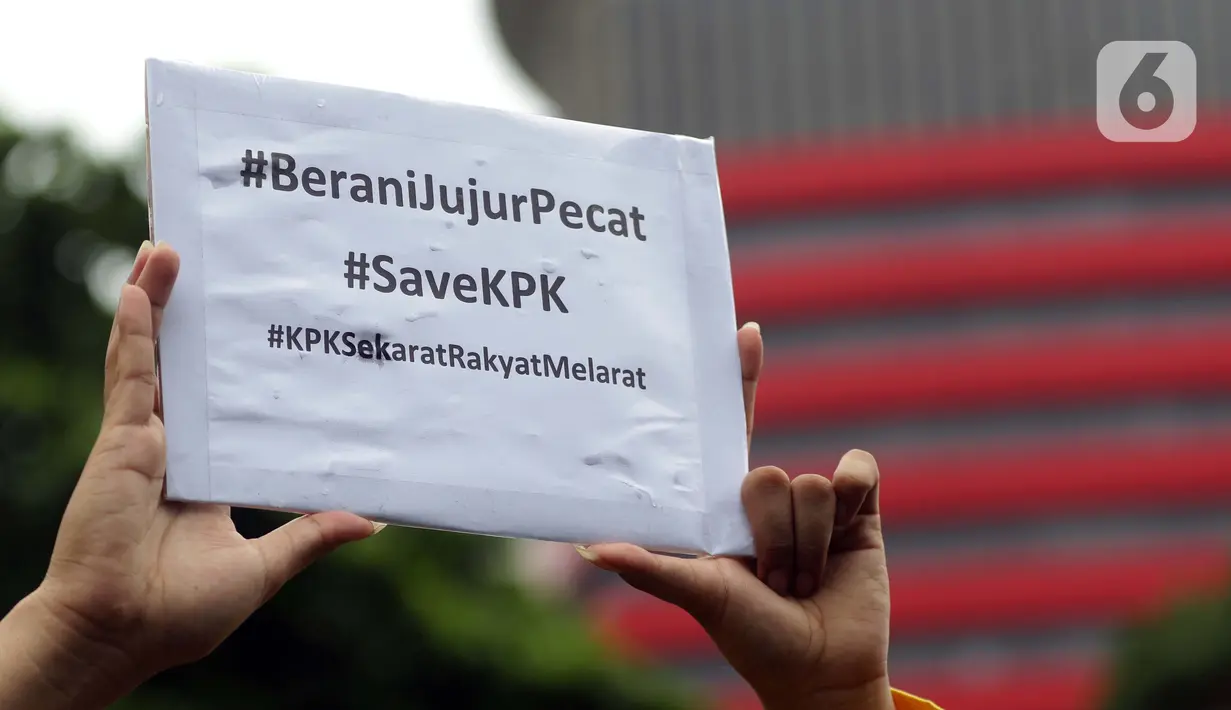 Mahasiswa yang tergabung dalam Aliansi BEM SI melakukan aksi unjuk rasa di kawasan Kuningan Persada sekitar Gedung Merah Putih KPK, Jakarta, Rabu (16/6/2021). Mereka menolak pelemahan KPK melalui TWK yang berujung penonaktifan 75 pegawai termasuk beberapa penyidik. (Liputan6.com/Helmi Fithriansyah)