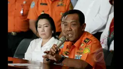 Kepala Basarnas, Marsekal Madya F.H.B Soelistyo memberikan keterangan mengenai kelanjutan pencarian korban pesawat AirAsia QZ8501 di Kantor Basarnas, Jakarta, Rabu (28/1/2015). (Liputan6.com/Faizal Fanani)